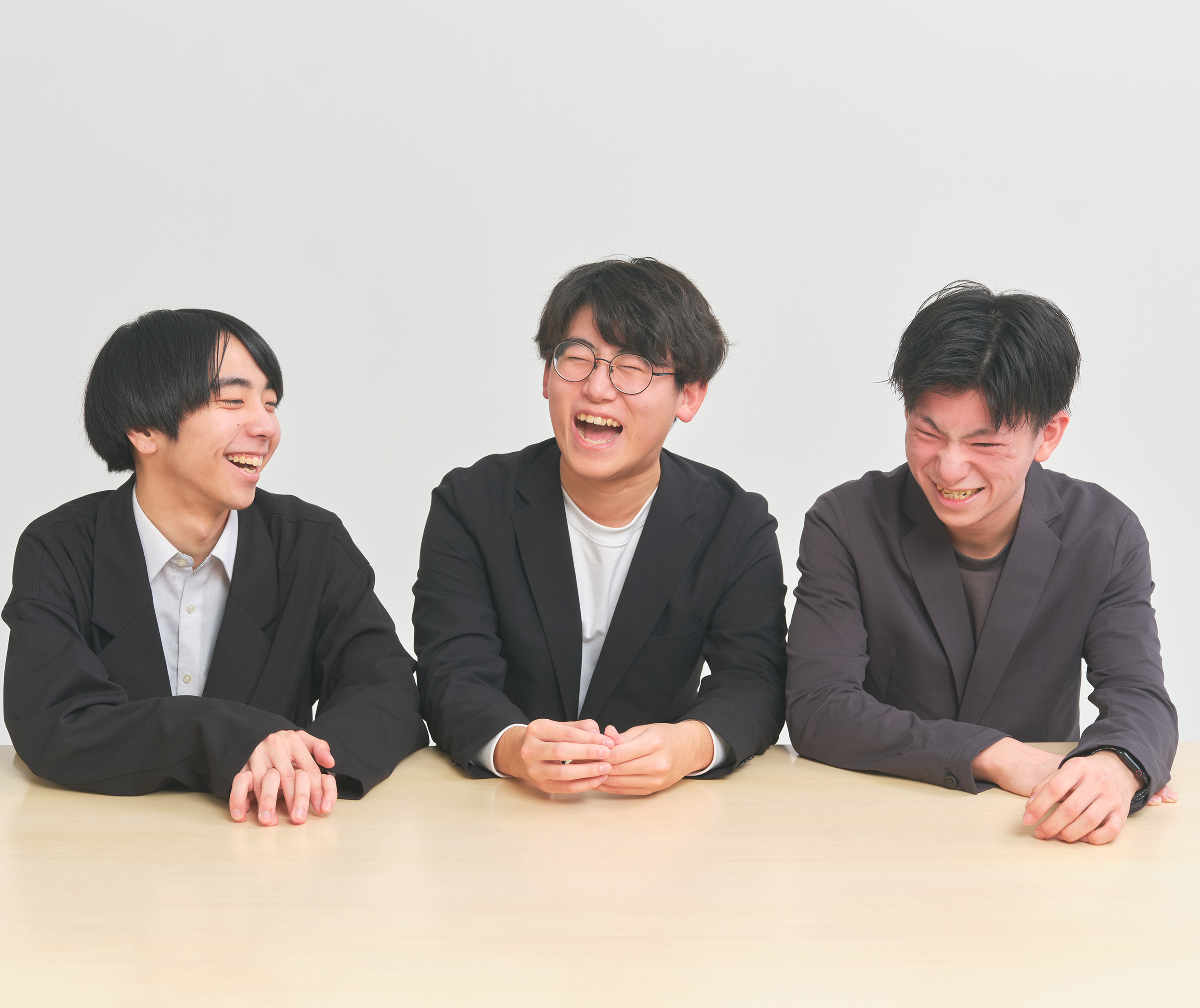 若手社員三人が笑い合っている様子