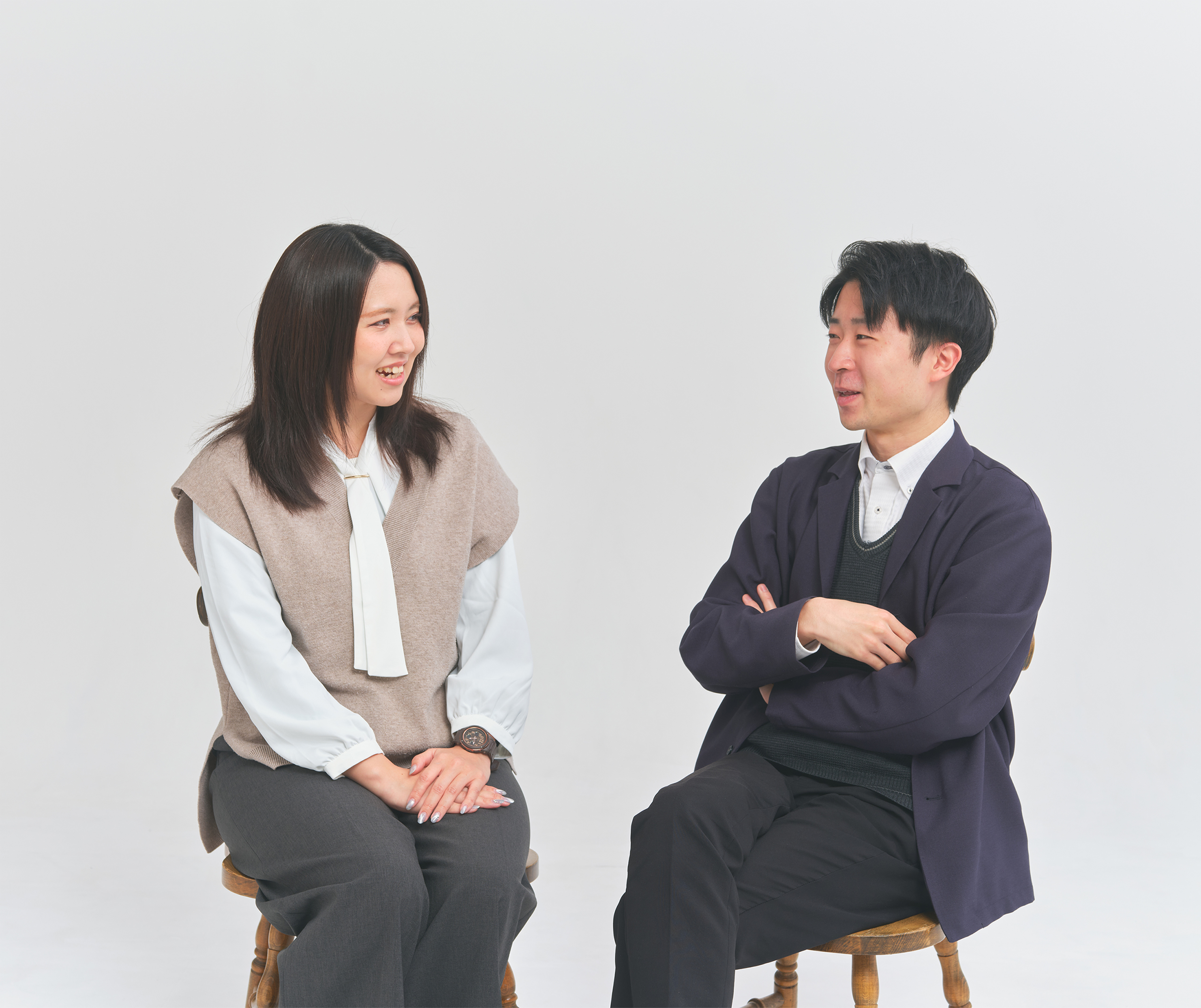 若手社員三人が笑い合っている様子