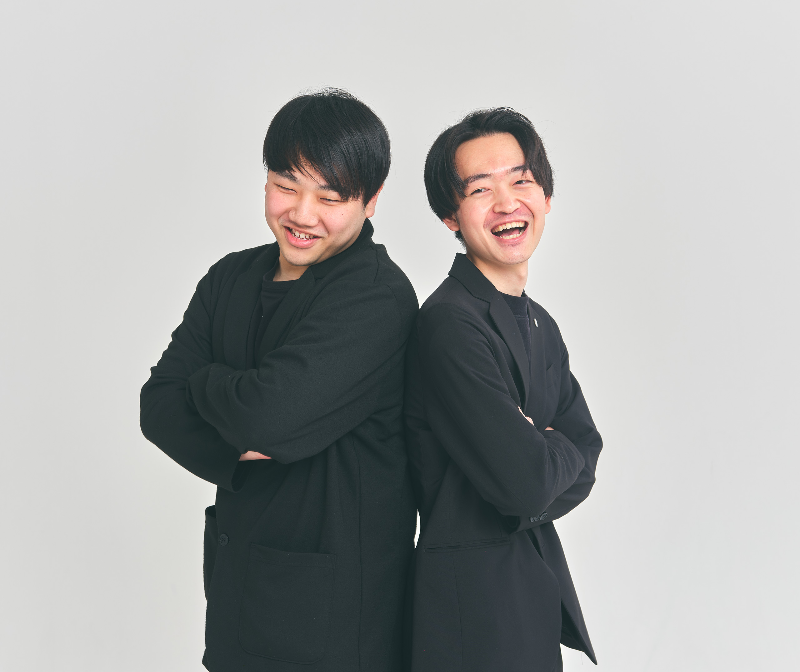 中堅社員二人が笑い合っている様子