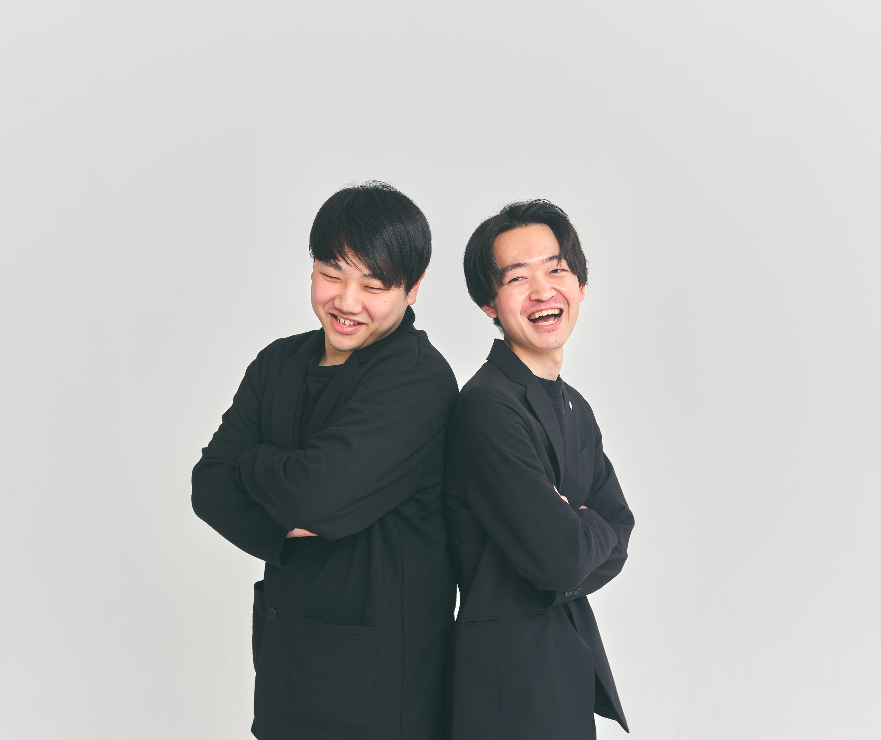 若手社員二人が笑い合っている様子