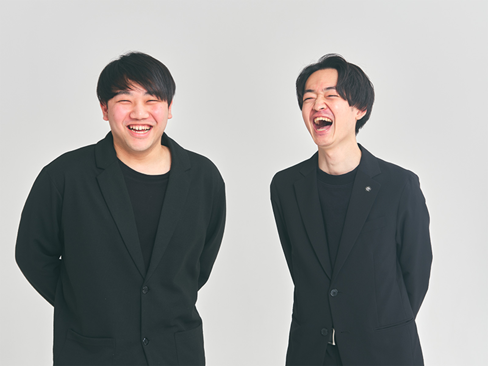 中堅男性社員のツーショット